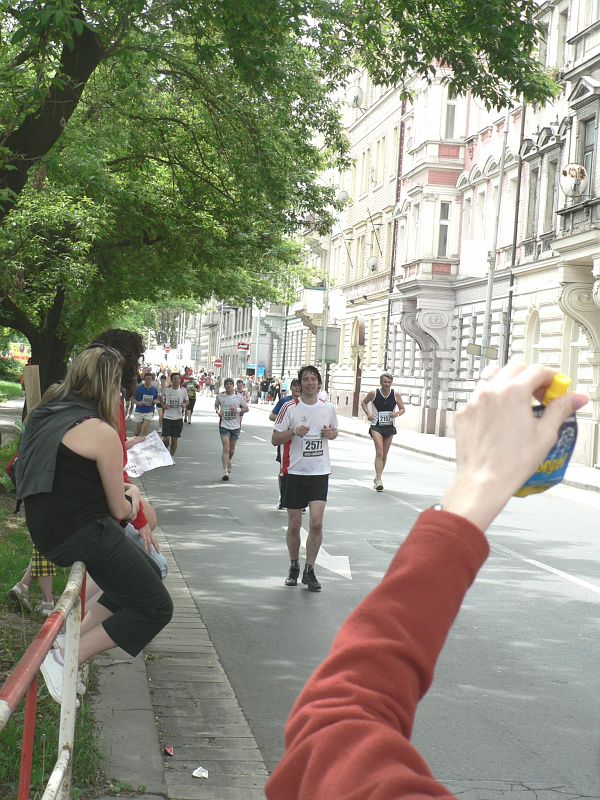 Maraton09 172.jpg - Alík poctivě připravuje gelík.